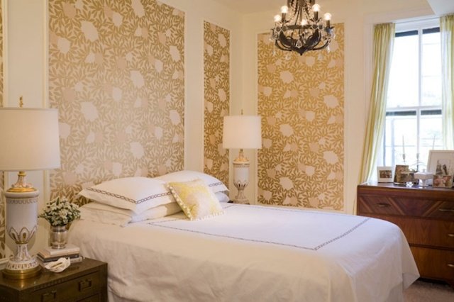 soveværelse-væg-gylden-mønster-luksus-lysekrone-design