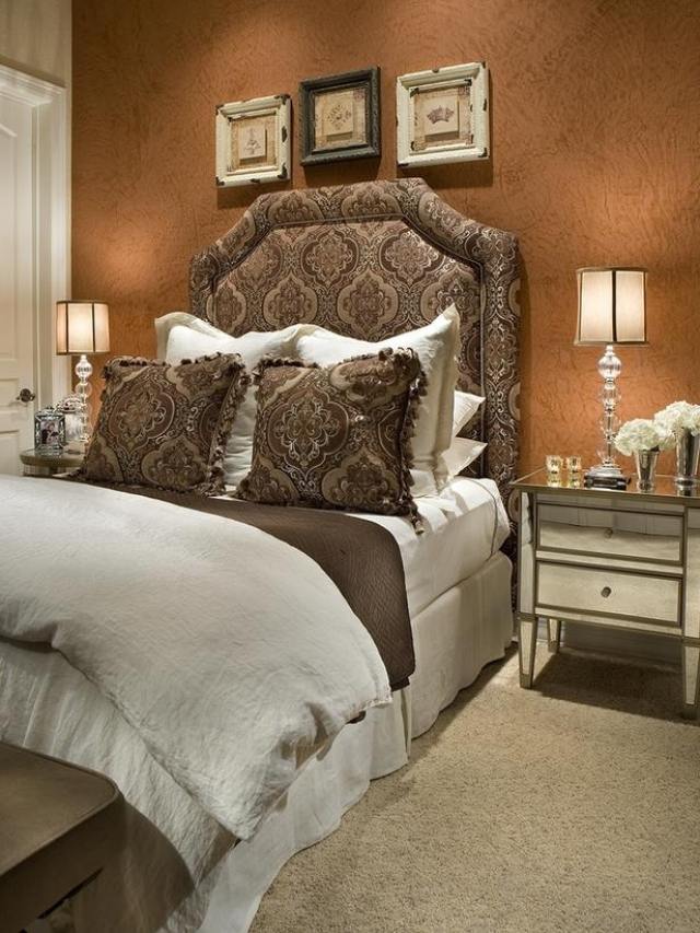 seng-med-sengegavl-højbetrukket-ornamenter-tapet-brun-væg-design
