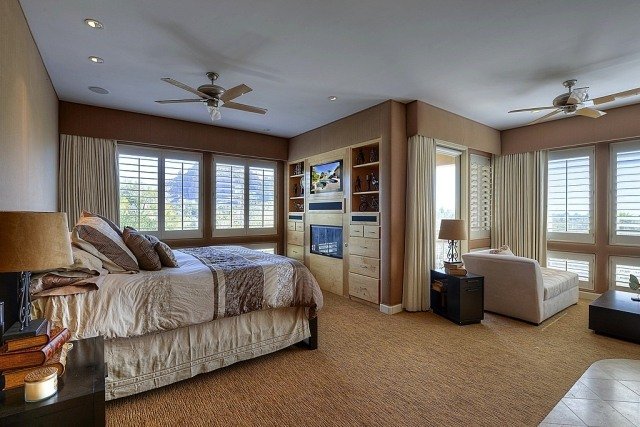 væg-farver-soveværelse-beige-indbyggede-møbler-levende væg-LED-skærm
