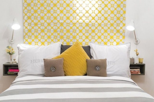væg-design-farver-ideer-motiv-tapeter-gul-hvidt-mønster-sengetæppe-striber