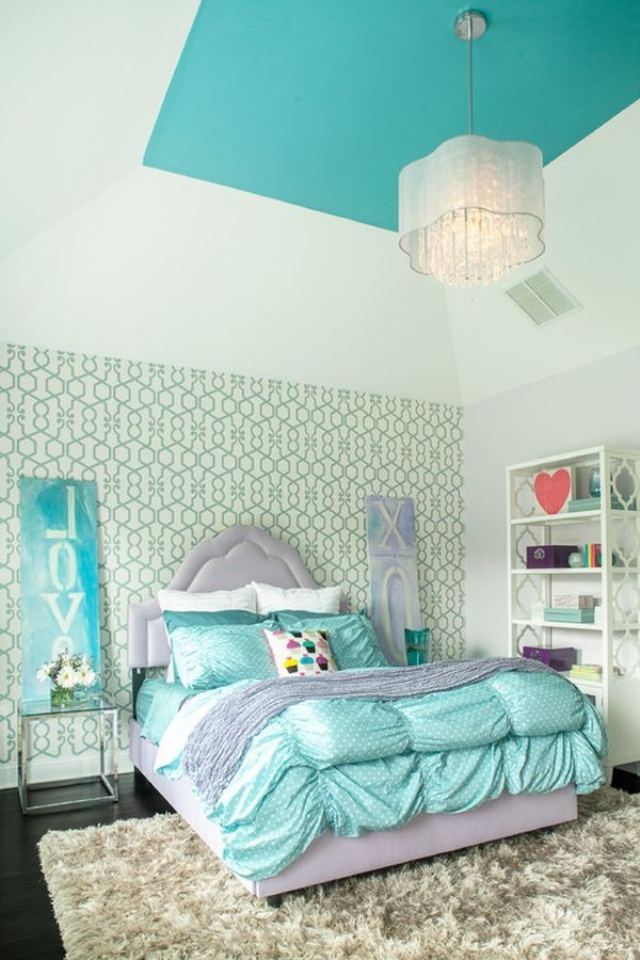 pigeværelse-farver-sort-lak-gulv-loft-blå-motiv-tapeter