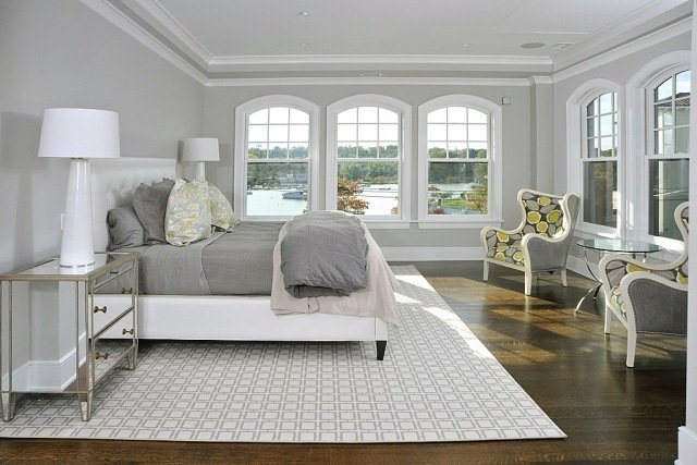 væg-farver-soveværelse-grå-hvid-mønster-tæppe-sengelinned-spejl-overflader