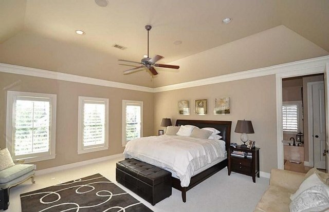 væg-farver-soveværelse-ideer-grå-mønster tæppe-natbord-massivt træ