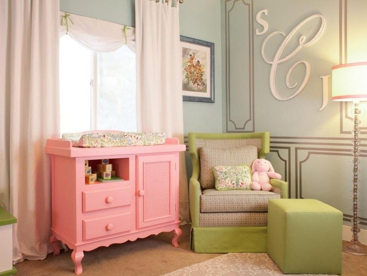 væg-farve-mynte-grøn-baby-værelse-pige-puslebord-pink-lænestol-væg-dekoration-gardiner-gulvlampe