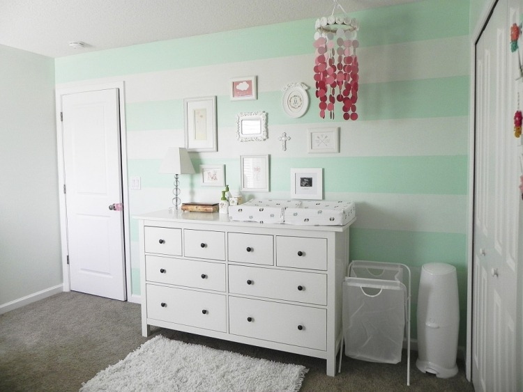 Vægfarve mintgrøn -babyværelse-hvide-striber-kommode-puslebord-billeder-mobil-tæppe