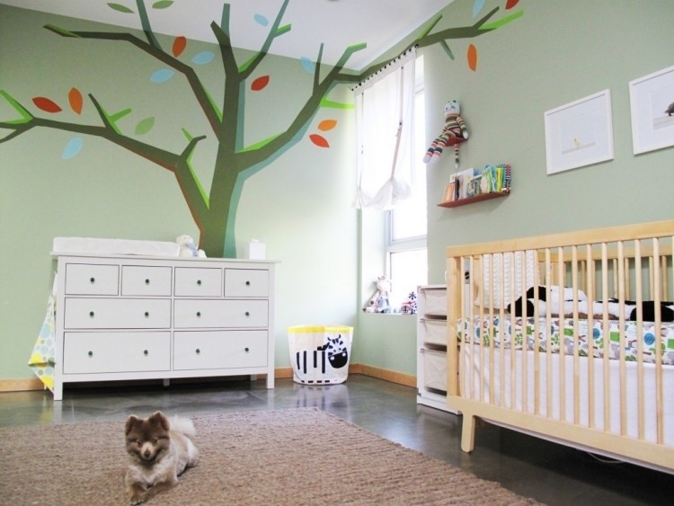 Vægmaling mintgrøn -babyværelse-barneseng-træ-vægmaleri-kommode-tæppe-hund