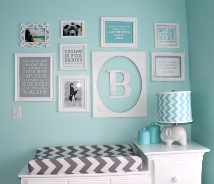 væg farve-mint grøn-baby værelse puslebord-væg dekoration-billeder-fotos-udskrifter-bordlampe-hvid-elefant