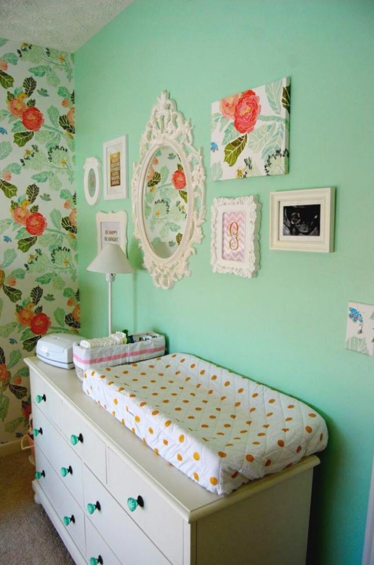væg-farve-mintgrøn-baby værelse puslebord-væg-dekoration-billeder-tapet-kommode-håndtag-hvid