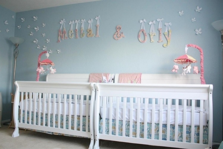 væg-farve-mynte-grøn-baby-værelse-tvillinger-baby-seng-hvid-mobil-lampe