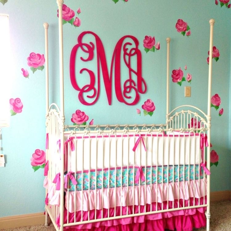 væg-farve-mynte-grøn-baby-værelse-pige-pink-pink-blomster-hvid-metal-seng-brev-væg