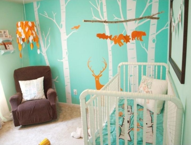 væg-farve-mynte grøn-baby værelse-væg-design-baby-seng-farverige-interessant-skov-dyr-lænestol
