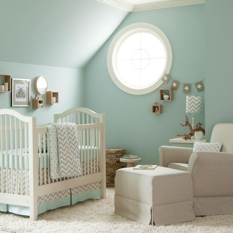 væg-farve-mynte-grøn-baby-værelse-hvid-grå-lænestol-skammel-runde vindue-billeder-deco