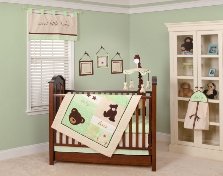 væg-farve-mynte grøn-baby værelse-barneseng-skab-bamse-træ-hvid