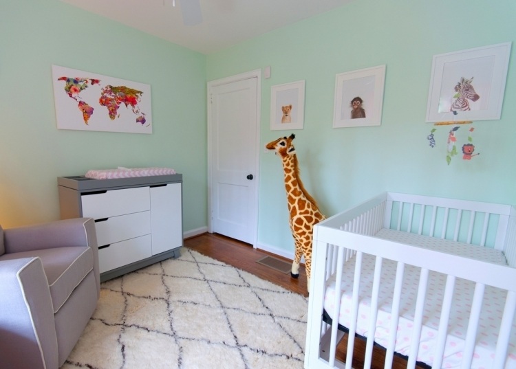 væg farve-mynte grøn-baby værelse-barneseng-hvid-lænestol-tæppe-kommode-dyr-deco-giraf