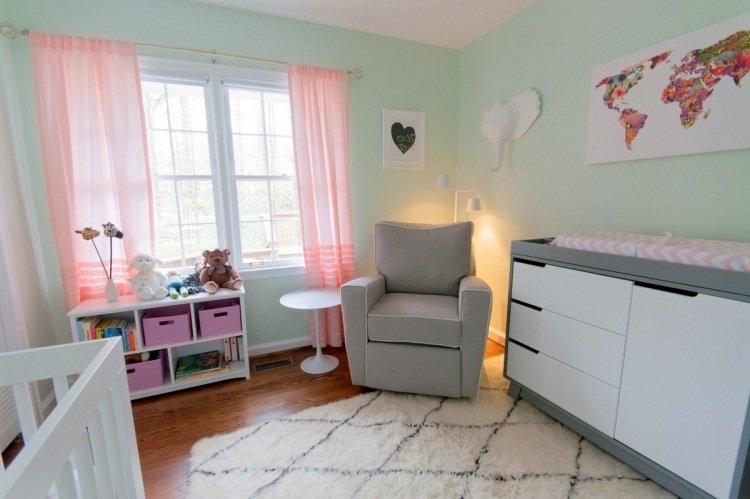 væg farve-mynte grøn-baby værelse-lænestol-puslebord-kommode-dekoration-dyr-gardiner-pink