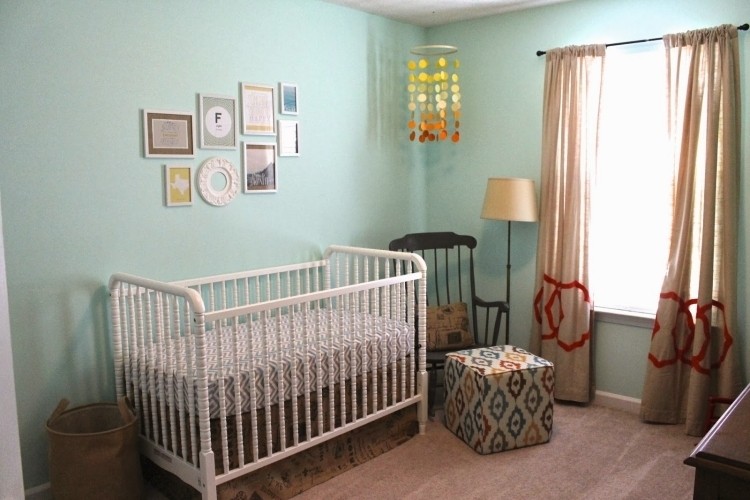 væg-farve-mynte grøn-baby værelse-barneseng-billeder-deco-gyngestol-vindue-gardiner-hvidt træ