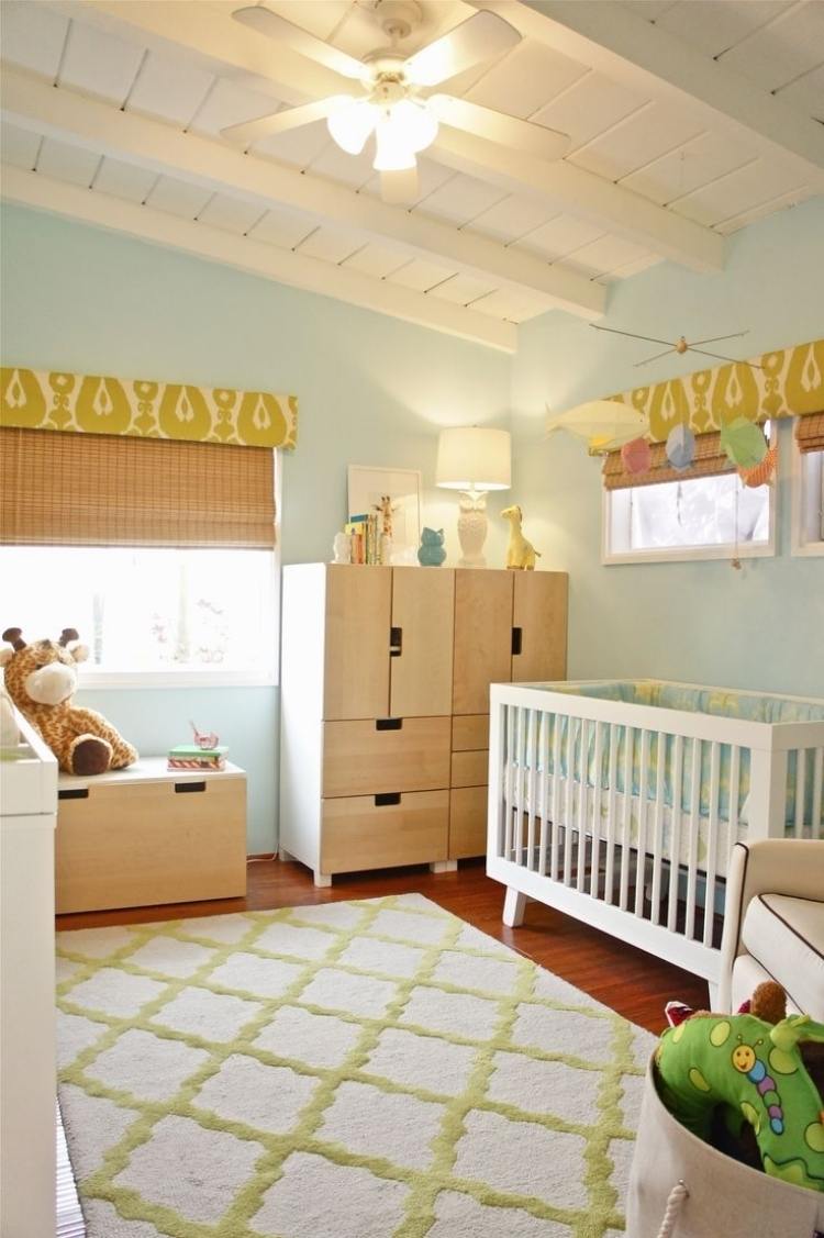 væg-farve-mynte grøn-baby værelse-barneseng-lys beskyttelse-tæppe-kram-dyr-hvid