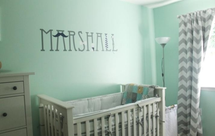 væg-farve-mynte-grøn-baby-værelse-baby-seng-hvid-grå-væg-mærkat-navn-
