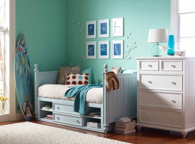 væg farve-mintgrøn-børneværelse-seng-skuffe-kommode-hvid-lampe-dekoration-væg-billeder-surfbræt