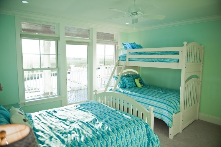 væg farve-mynte grøn-børneværelse-loft seng-hvid-terrasse vindue-dør-sengelinned