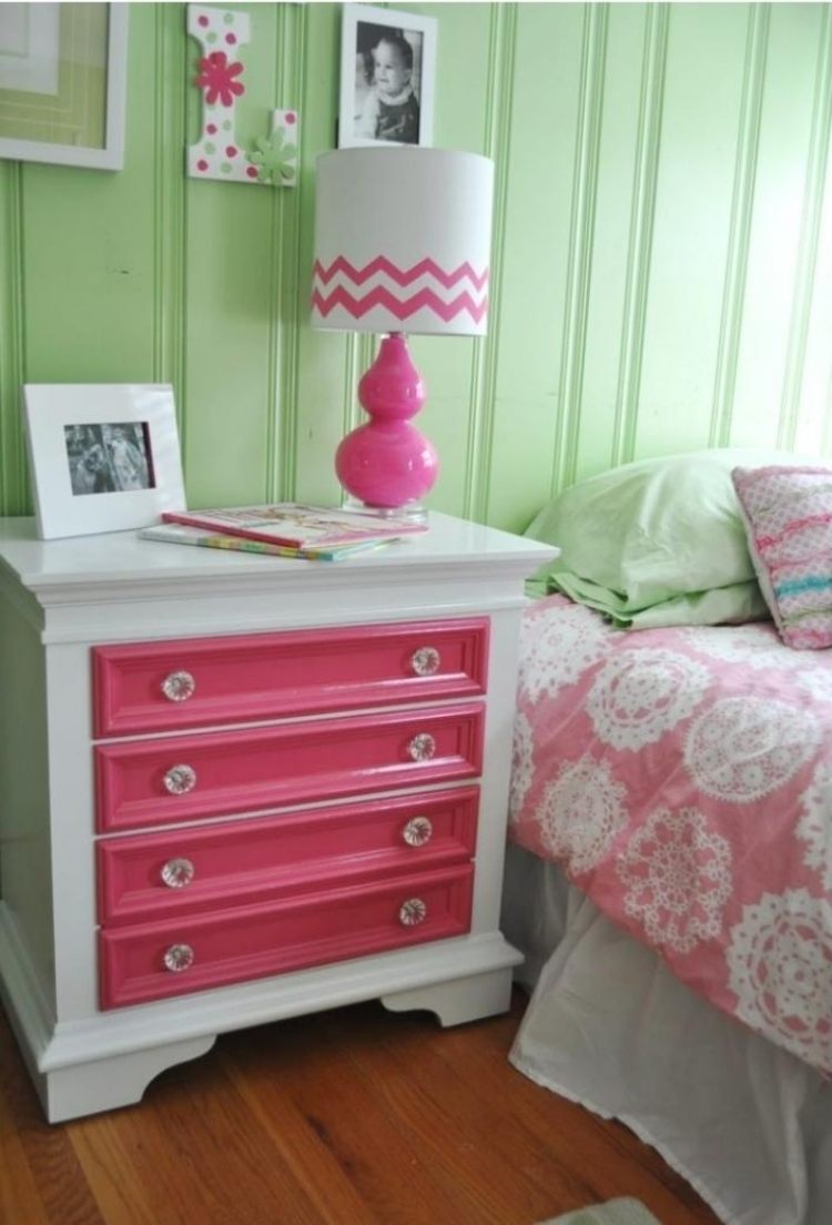 væg-farve-mintgrøn-børneværelse-pige-seng-sengebord-natlampe-dekoration-sengelinned-billeder
