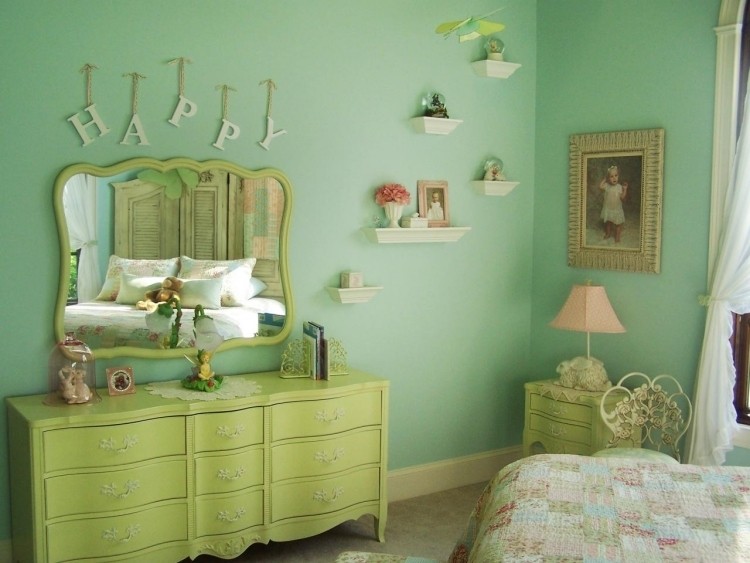 væg-farve-mintgrøn-børneværelse-victoria-stil-klassisk-møbler-dekoration-pink-loft-patchwork