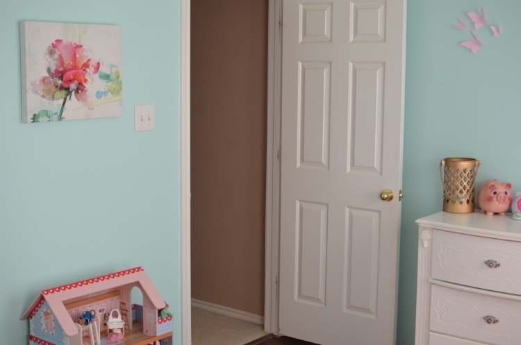 væg-farve-mynte grøn-børns værelse-pige-dukkehus-kommode-dør-hvidt-billede