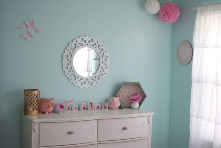 væg-farve-mynte-grøn-børneværelse-kommode-figurer-spejl-runde-gardiner-pink-hvid