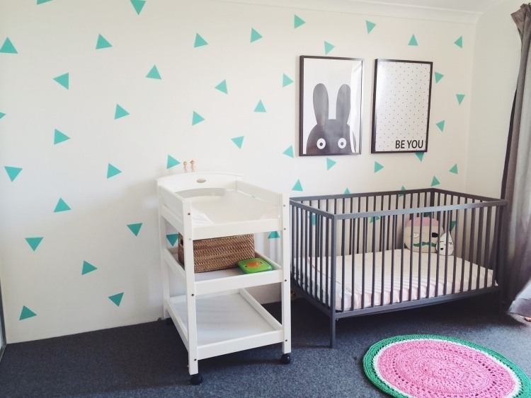 væg-farve-mynte-grøn-væg-design-trekant-hvid-baby-seng-billeder-kanin-tæppe-runde