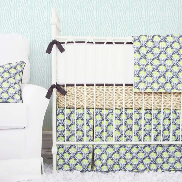 væg-farve-mynte grøn-barneseng-sengetøj-hvidt-mønster-lænestol-tapet-tæppe