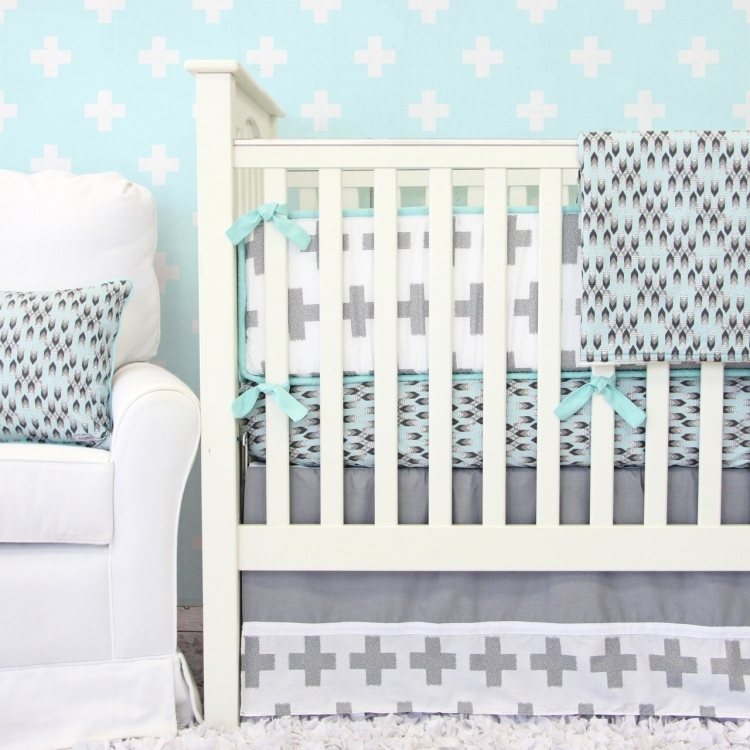 væg-farve-mynte-grøn-baby-seng-baby-værelse-sæt-sengetøj-mønster-hvid-grå-lænestol