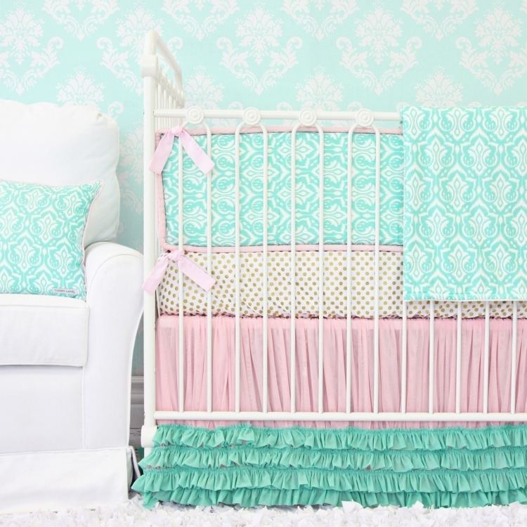 væg farve-mint grøn-barneseng-lænestol-polstring-sengetøj-mønster-stof-farve-pink-prikker