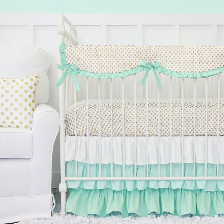 væg farve-mintgrøn-baby seng-lænestol-sengelinned-stof-mønster-farve-hvid-grå-prikker