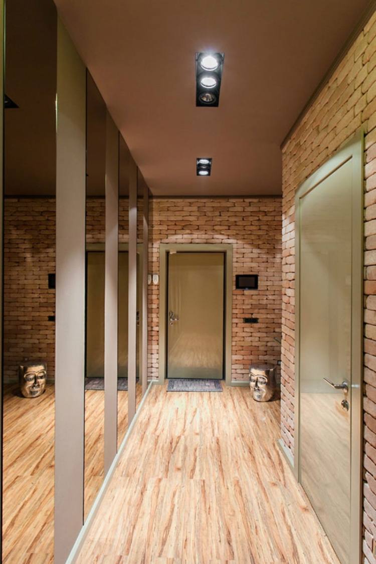 vægdesign-gang-gang-indgang-område-mursten-spejl-laminat-gulv-hus-dør-ekstravagant