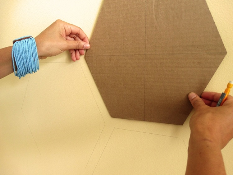 væg-mønster-maleri-væg-design-instruktioner-bikage-mønster-stencil-pap-sekskant-væg