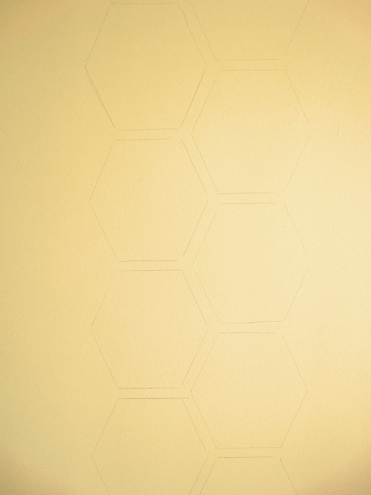 væg-prøver-maleri-væg-design-instruktioner-honningkage-væg-maling-gullig-sekskanter-klæbebånd
