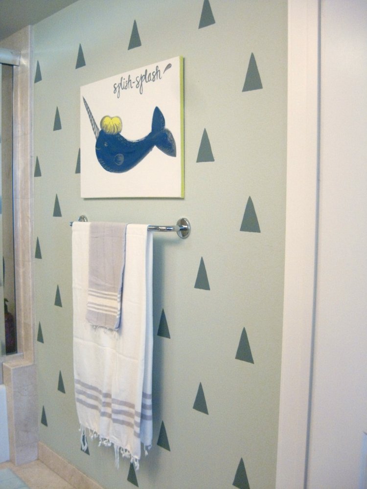 væg-mønster-maleri-væg-design-trekanter-mønster-badeværelse-indretning