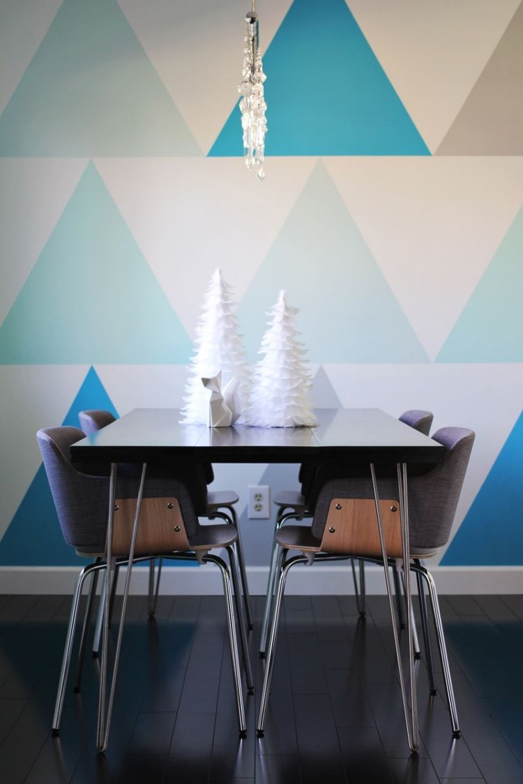 væg-mønster-maleri-væg-design-essyimmer-trekant-blå-nuance-spisebord