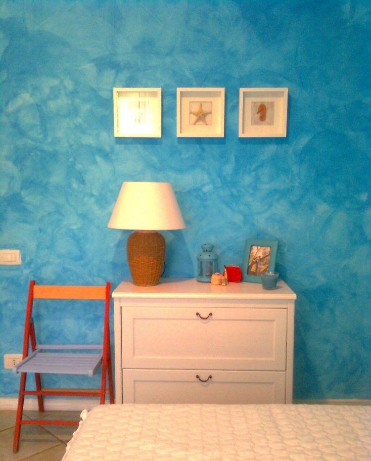 Maleri vægmønster -væg-design-soveværelse-aftørringsteknik-blå-turkis-kommode