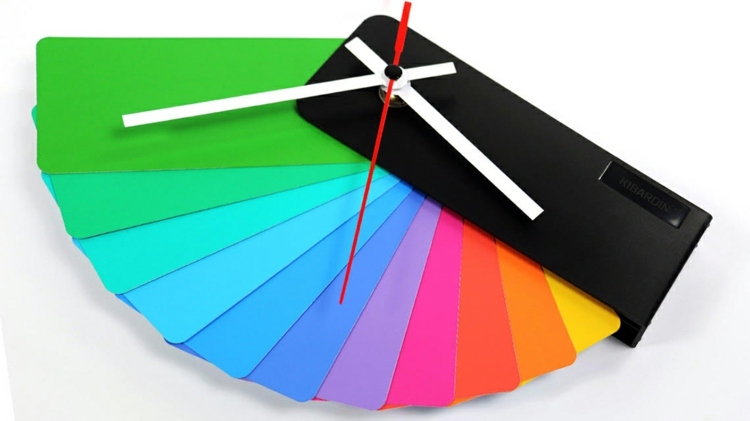 design-væg-ur-regnbue-farver-idé-tid-tilbehør