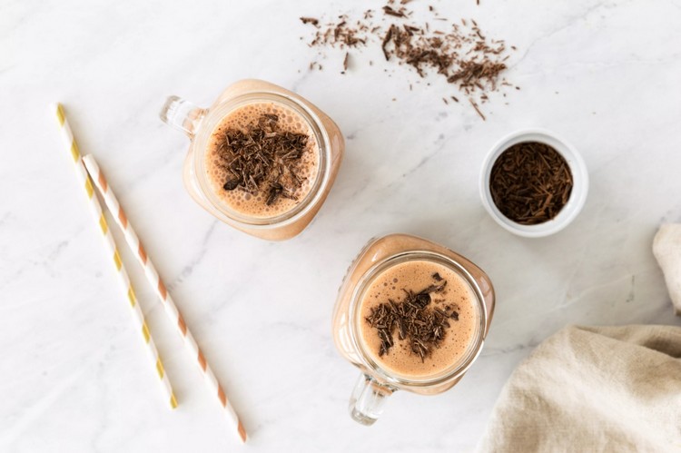 Smoothie med chokolade jordnøddesmør og banan til morgenmad