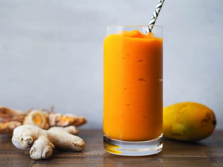 Opskrift på varm smoothie med gurkemeje, mango og ingefær