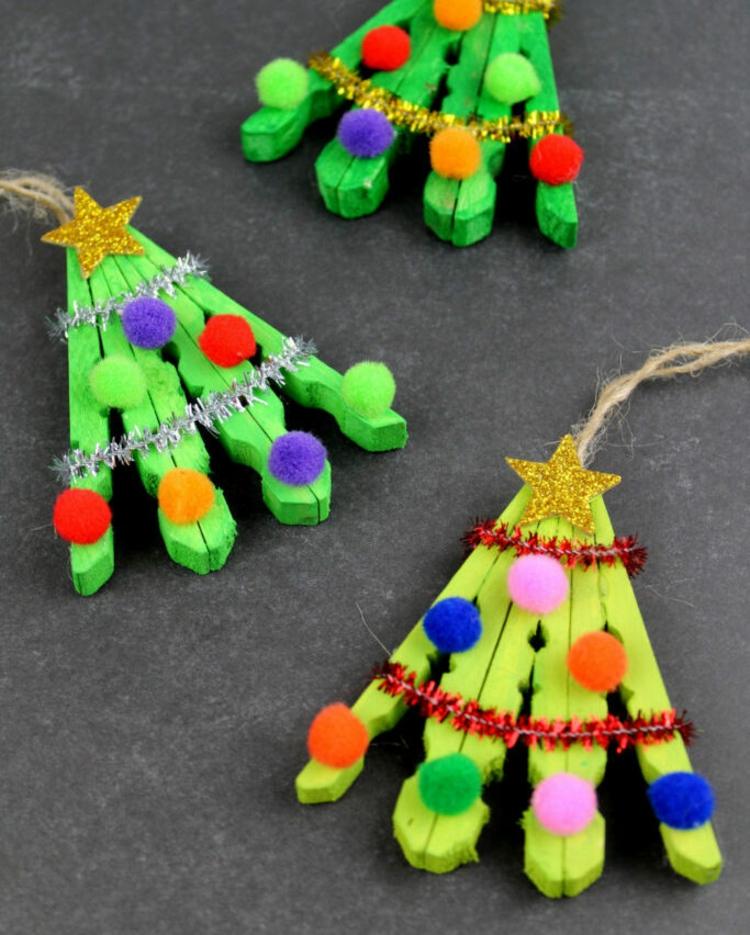Julehåndværk med børn til advent med tøjklemmer - små juletræer