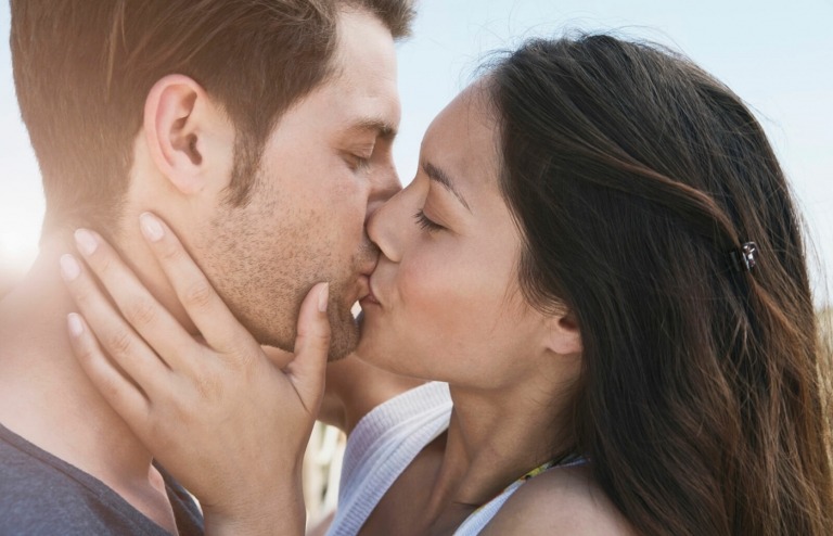 Det er forbudt at kysse og blære indtil helbredelse for at undgå infektion