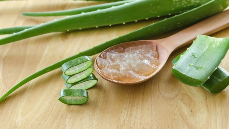 Aloe vera gel køler såret, lindrer hævelse og desinficerer