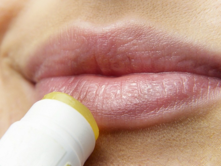 UV -beskyttelse for læber og krop er forebyggende midler mod herpes simplex