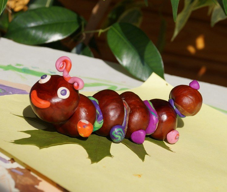 Kastanje-tinkering-med-børn-larve-modellering-ler-farvet