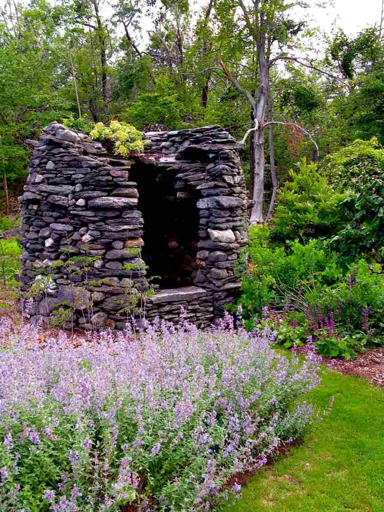 spare-vand-have-tør-græsplæne-mulch-sten-væg