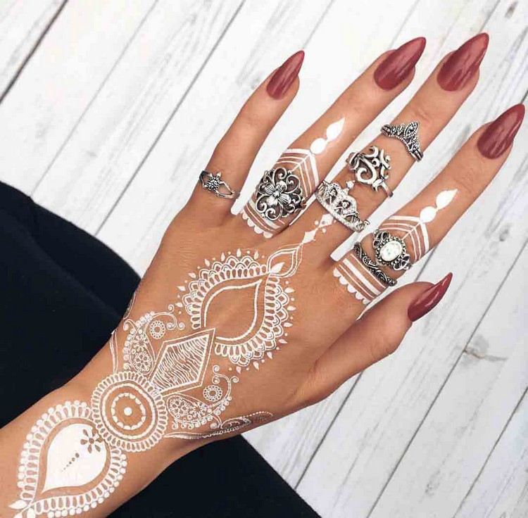 Lav selv hvide henna -tatoveringer i mandelform