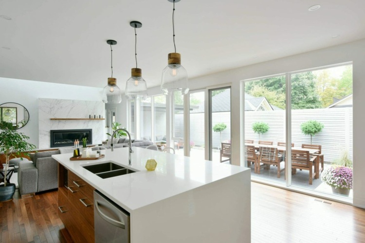 hvidt køkken-vask-skabe-vindue front-spiseplads-laminat-mørkt